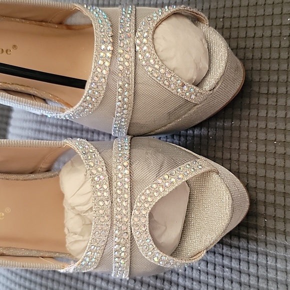 New Chase & Chloe Platform Heels - Picture 7 of 7